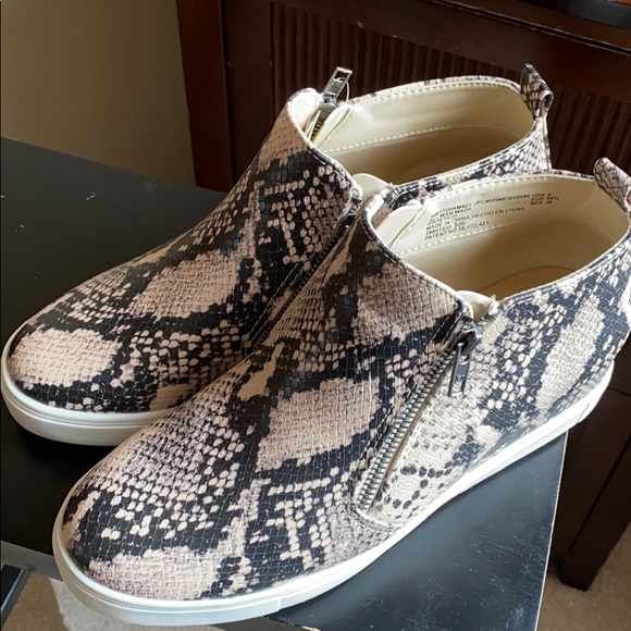 Shoes - New never worn SUPER CUTE SNEAKERS SIZE 9